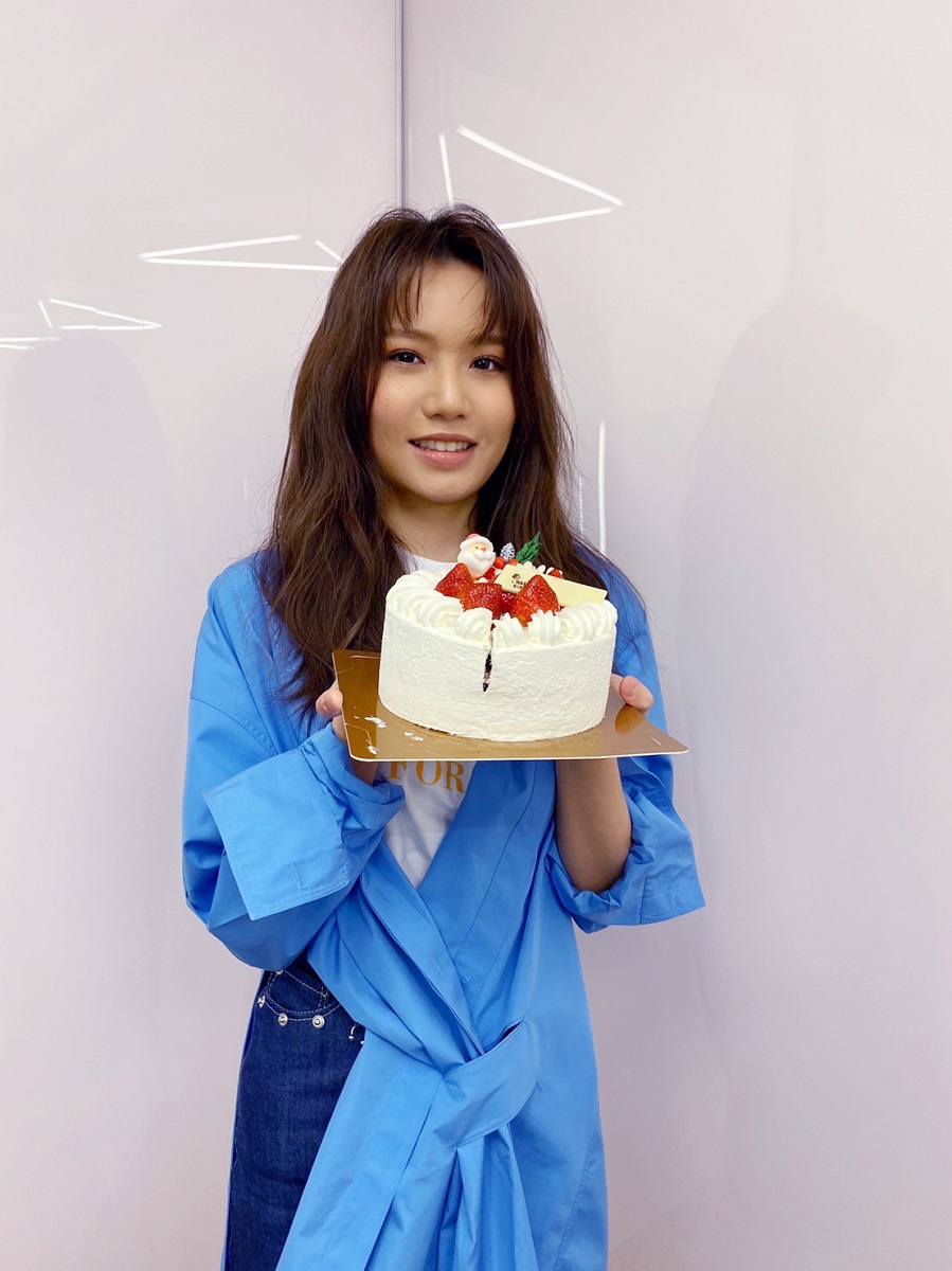 文慧如今年生日暖收公司专属监听式耳机 感动哭红眼